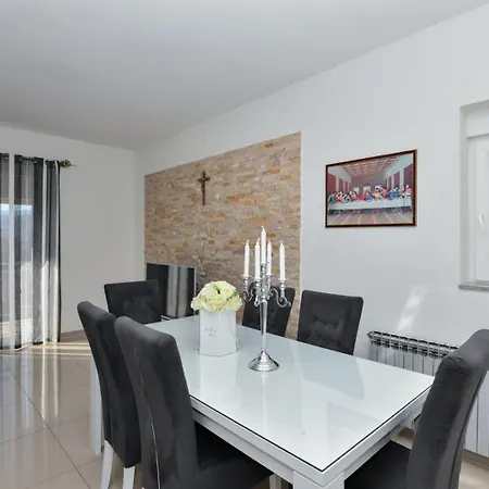 Dijana With Private Pool Apartment *