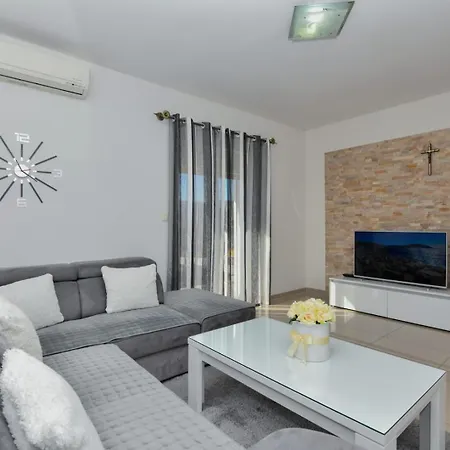 Dijana With Private Pool Apartment