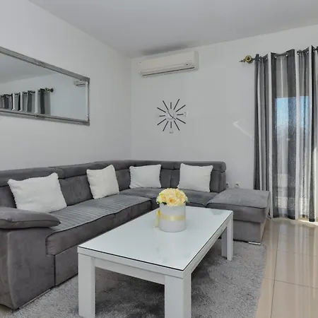 Dijana With Private Pool Apartment *