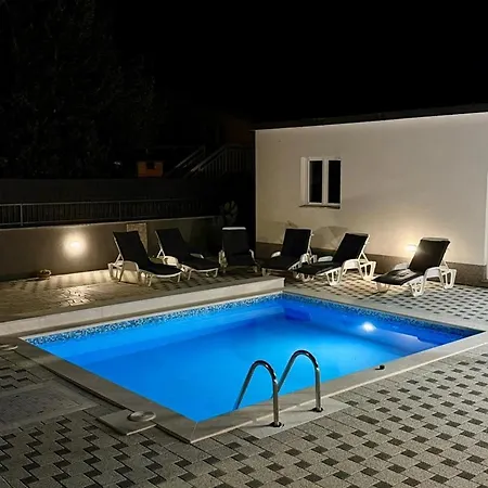 Dijana With Private Pool Apartmán *