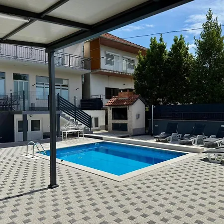 Dijana With Private Pool Apartmán