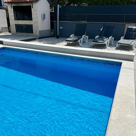 Dijana With Private Pool Apartmán *